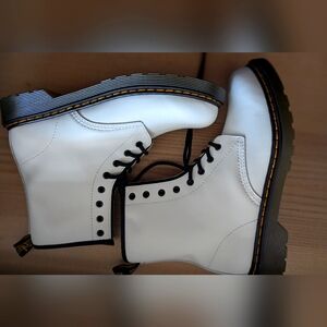 NWOT Doc Martens white sz 37